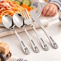 Dovanos anūkams – vaikiški stalo įrankiai su Bluey šuniuku ant kotelio Dovanos anūkams – vaikiški stalo įrankiai su Bluey šuniuku ant kotelio