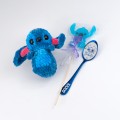 Dovana vaikui Stitch – mielas vardinis dovanų rinkinys su žaislu ir šaukšteliu Dovana vaikui Stitch – mielas vardinis dovanų rinkinys su žaislu ir šaukšteliu