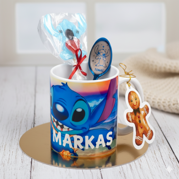 Vaikiškas dovanų rinkinys „Stitch“ – puodelis, vardinis šaukštelis ir saldus akcentas Vaikiškas dovanų rinkinys „Stitch“ – puodelis, vardinis šaukštelis ir saldus akcentas